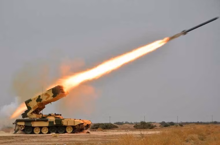 Pháo phản lực phóng loạt hạng nặng TOS-1 của Quân đội Iraq khai hỏa trong một cuộc huấn luyện sử dụng vũ khí mới nhận từ Nga. Với việc sử dụng thành thạo TOS-1 giúp Quân đội Iraq ngặn chặn bước tiến của quân IS khi TOS-1 là vũ khí có sức công phá khủng khiếp với đạn nhiệt áp.