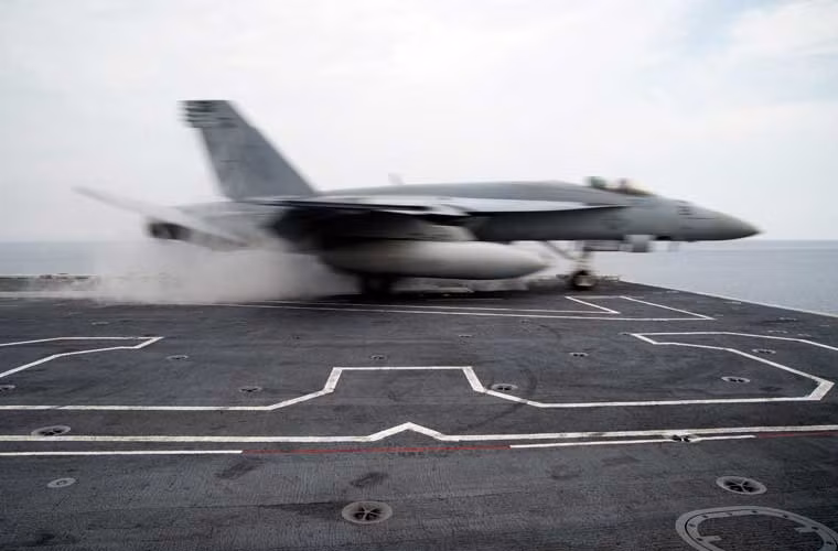 Tiêm kích hạm F/A-18F Super Hornet thuộc liên đội VFA 27 chuẩn bị rời boong phóng tàu sân bay Washington (CVN-73) trong cuộc tập trận ở biển Celebes, khu vực Đông Nam Á.