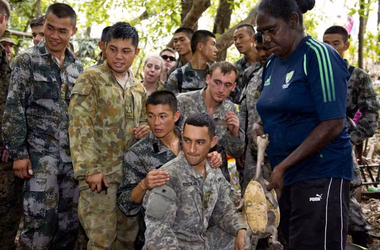 Binh sĩ Mỹ, Trung Quốc, Australia trong khóa học sống sót trong rừng xanh.