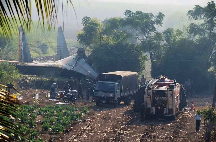 Xác máy bay tiêm kích đa năng hạng nặng Su-30MKI của Không quân Ấn Độ gặp nạn hồi đầu tuần ở Pune.
