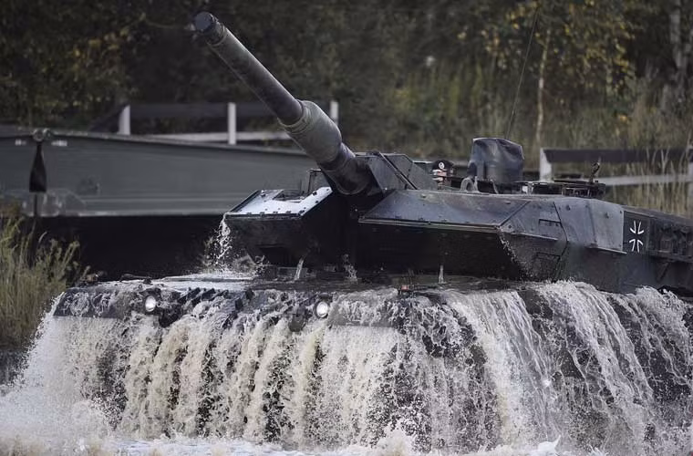 Xe tăng chiến đấu chủ lực Leopard 2A5 của Quân đội Đức trong một cuộc tập trận.