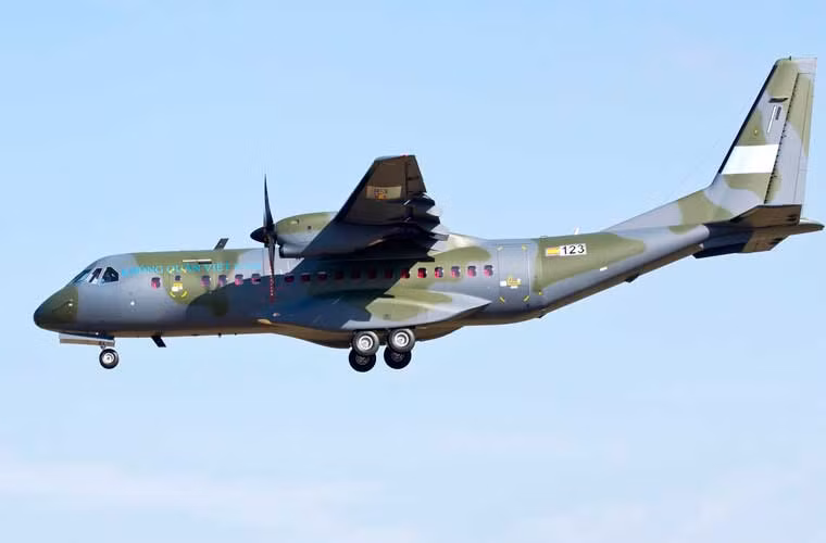 Trang mạng Jetphotos.net đăng tải hình ảnh chiếc vận tải cơ hạng trung C-295M được sơn dòng chữ Không quân Việt Nam trên thân đang bay thử nghiệm tại Tây Ban Nha. Nhiều khả năng đây là chiếc C-295M đầu tiên mà Việt Nam mua của Airbus Military, tuy nhiên nhà sản xuất chưa sơn đúng chữ, phù hiệu Không quân Nhân dân Việt Nam.