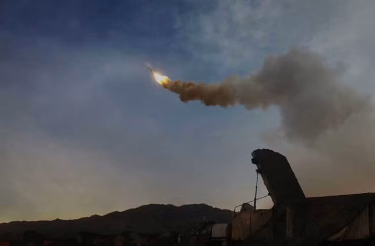 Đạn tên lửa của hệ thống phòng không tầm cao HQ-9 chỉnh hướng bay hướng tới mục tiêu trong cuộc tập trận của Quân đội Trung Quốc.