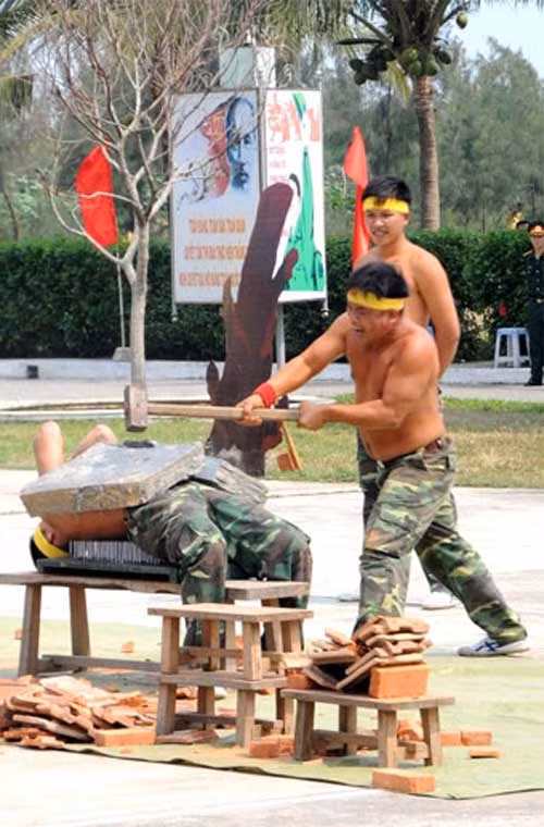 Bộ đội trinh sát lữ đoàn 74 biểu diễn kĩ năng vận nội công.