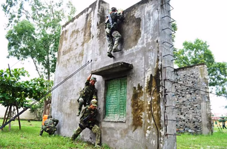 Báo Quân đội Nhân dân tuần qua đã đăng tải một số hình ảnh hoạt động huấn luyện chiến đấu của các chiến sĩ Lữ đoàn 74, Tổng cục II (Bộ Quốc phòng). Trong ảnh, các chiến sĩ tinh nhuệ của lữ đoàn thực hành kỹ thuật vượt tường nhà cao tầng, tiếp cận mục tiêu.