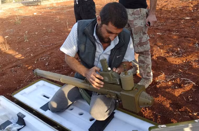 Chiến binh quân nổi dậy Syria đang lắp ráp và tập sử dụng tên lửa phòng không vác vai FN-6 do Trung Quốc sản xuất. Có thể thấy bộ tên lửa này còn mới cứng, có lẽ được viện trợ từ bên ngoài. Việc quân nổi dậy Syria sở hữu FN-6 khiến cho Không quân chính phủ Syria gặp nhiều khó khăn trong các chiến dịch truy quét.