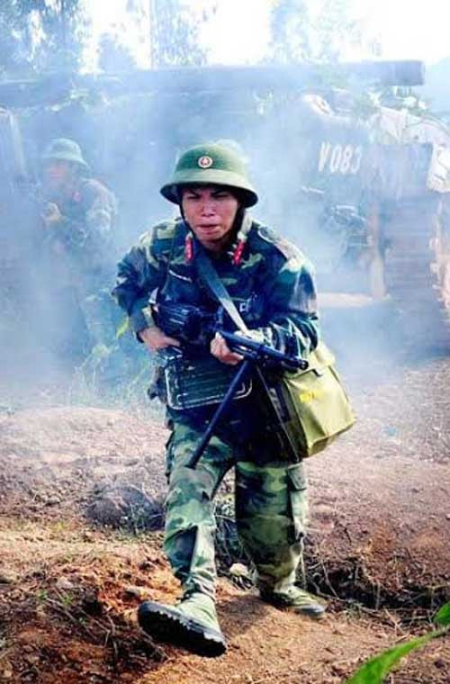 Trong ảnh, các chiến sĩ Trung đoàn 102 rời xe BMP-1 tiến công địch.