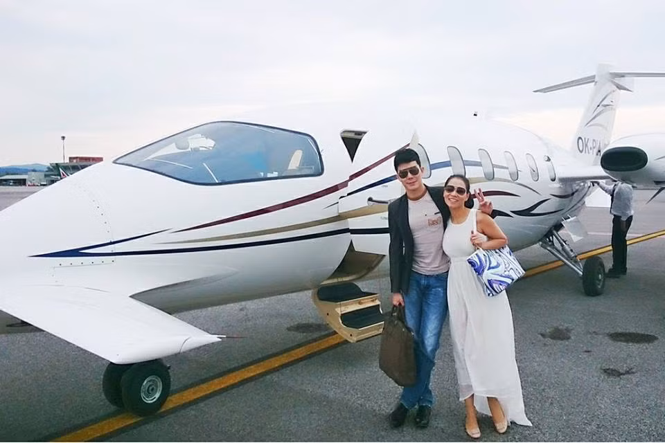 Trước đó, trên trang cá nhân của Nathan Lee, chàng ca sĩ khoe "...thích máy bay mới của chị Minh quá" và vô tình tiết lộ chiếc máy bay của vợ chồng nữ ca sĩ được mua với giá khoảng 14 triệu đô Mỹ
