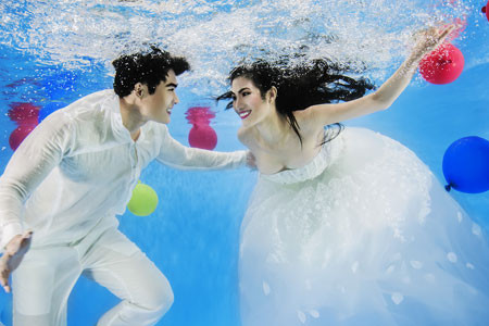 Chụp ảnh cưới dưới nước có thể là một lựa chọn cho mùa cưới sắp đến gần.