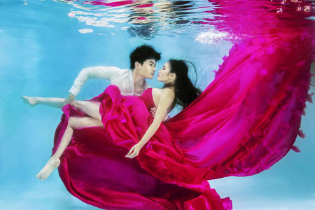 Trong góc ảnh này, cặp đôi trở nên lãng mạn hơn bao giờ hết