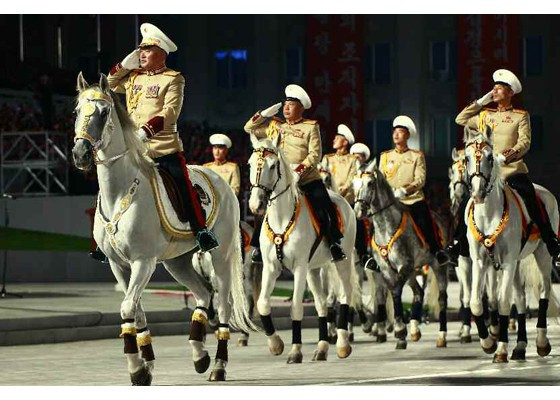 ##s###Đội kị binh danh dự tiến vào lễ đài, dẫn đầu khối diễu binh. Ảnh: KCNA