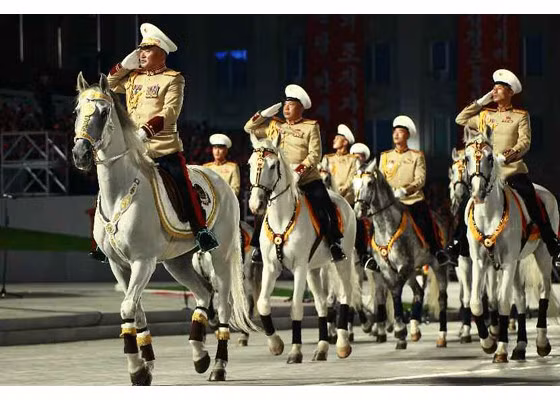 Đội kị binh danh dự tiến vào lễ đài, dẫn đầu khối diễu binh. Ảnh: KCNA