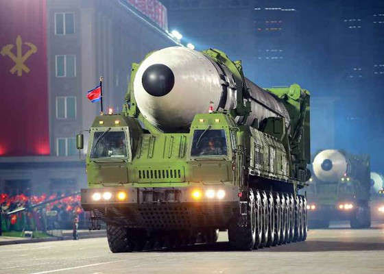 ##s###Theo các chuyên gia, ICBM dài hơn được cho là có khả năng bay xa hơn. ICBM ra mắt trước đó - Hwasong-15 - có tầm bắn tới 12.800km, và có thể tấn công bất cứ khu vực nào thuộc lãnh thổ Mỹ. Ảnh: KCNA