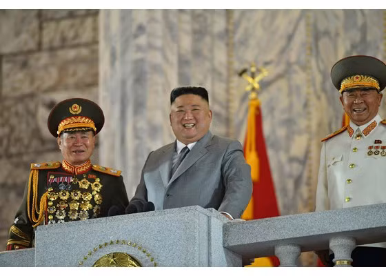 Chủ tịch Kim không đề cập đến Mỹ trong bài phát biểu, nhưng bất ngờ gửi thông điệp hòa giải đến Hàn Quốc. Ông chúc Hàn Quốc nhanh chóng phục hồi sau đại dịch COVID-19, và bày tỏ hy vọng sẽ sớm đến ngày hai miền Triều Tiên “cùng nắm tay”. Ảnh: KCNA 