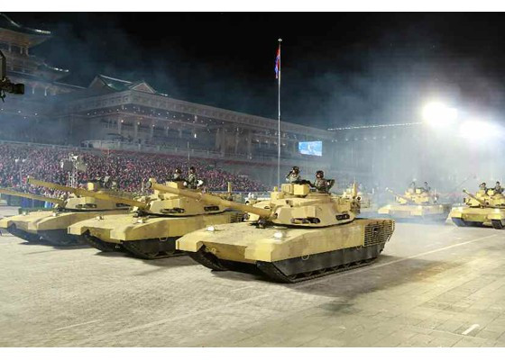 ##s###Cũng tại sự kiện, Triều Tiên đã phô diễn hàng loạt khí tài quân sự hiện đại bao gồm xe tăng chiến đấu, xe bọc thép, bệ phóng rocket đa nòng siêu lớn từng được thử nghiệm nhiều lần từ năm 2019... Ảnh: KCNA