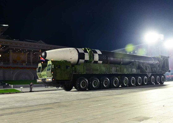 ##s###Ngoài Hwasong-15, Triều Tiên còn có 2 ICBM khác là Hwasong-13 (có thể bay xa tới 5.500km) và Hwasong-14 (tầm bắn ước tính là 10.058km, cũng có khả năng đe dọa phần lớn lãnh thổ Mỹ). Ảnh: KCNA