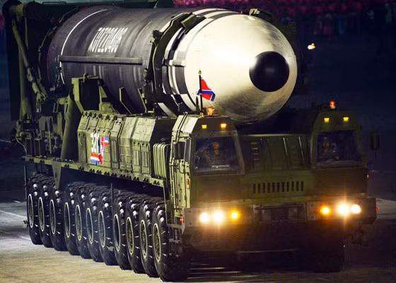 Trong khi đó, ICBM mới - có thể là Hwasong-15 nâng cấp hoặc Hwasong-16 - được chở bằng TEL 22 bánh, tức dài hơn Hwasong-15. Ảnh: KCNA
