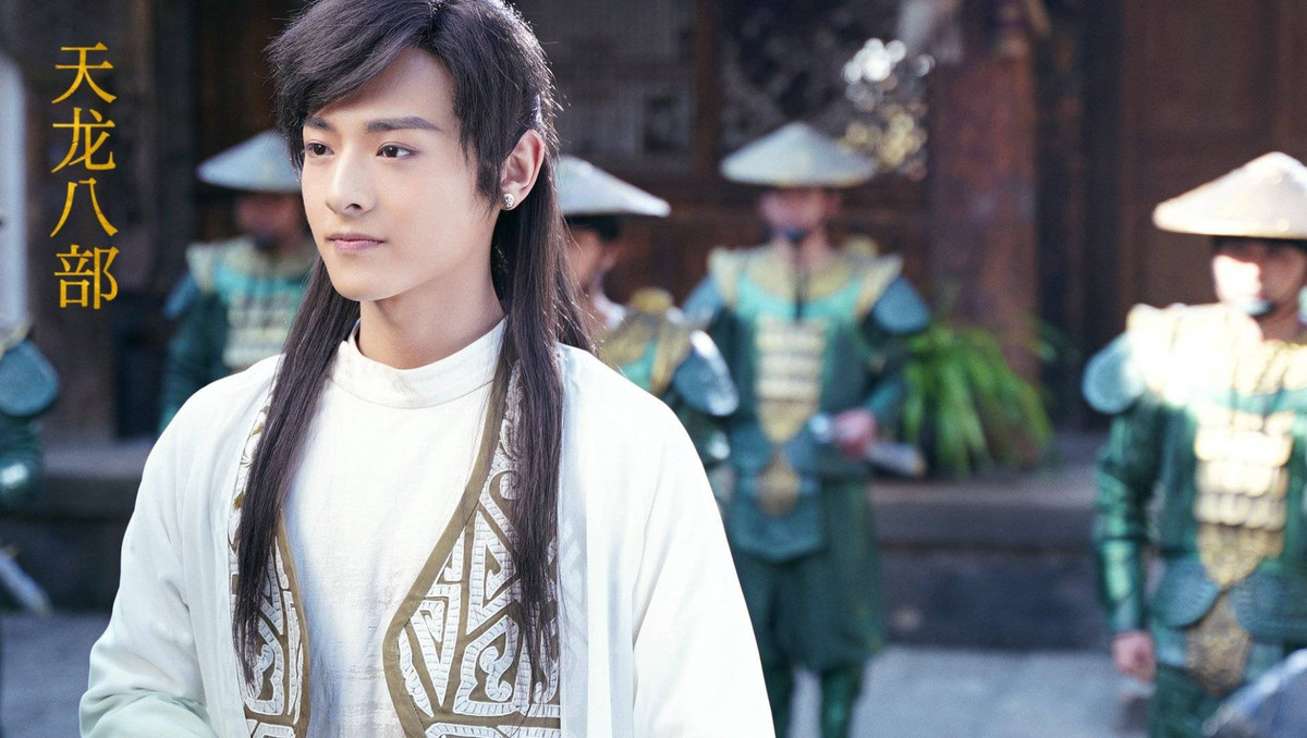 Theo nguyên tác, Đoàn Dự có xuất thân hoàng tộc, là con trai của Trấn Nam vương Đoàn Chính Thuần. Kim Dung nhận xét Đoàn Dự là người vui vẻ, thấu tình đạt lý. Chàng sinh ra trong gia đình bậc đế vương, nhưng không mang tâm kế, sự tàn khốc. Ngược lại, Đoàn Dự có tính cách hào hiệp, phóng khoáng và si tình, hết lòng thương hoa tiếc ngọc.