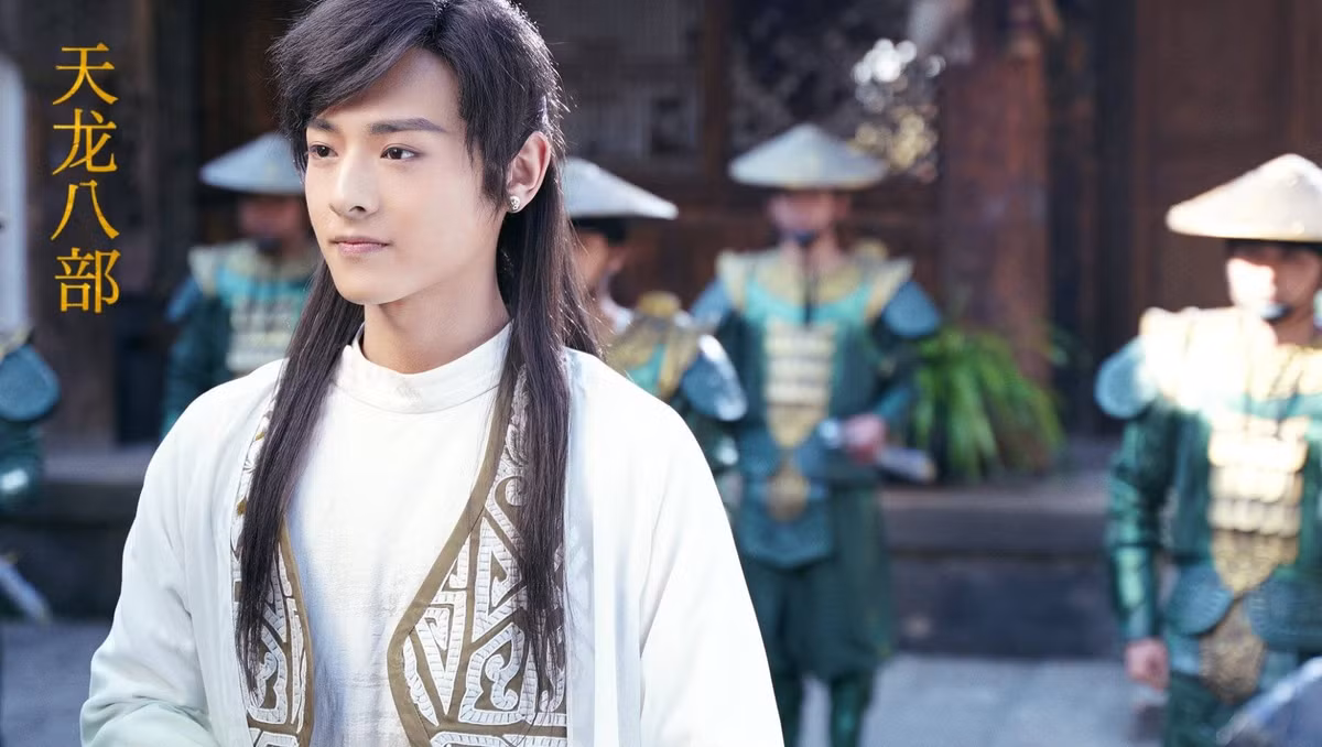 Theo nguyên tác, Đoàn Dự có xuất thân hoàng tộc, là con trai của Trấn Nam vương Đoàn Chính Thuần. Kim Dung nhận xét Đoàn Dự là người vui vẻ, thấu tình đạt lý. Chàng sinh ra trong gia đình bậc đế vương, nhưng không mang tâm kế, sự tàn khốc. Ngược lại, Đoàn Dự có tính cách hào hiệp, phóng khoáng và si tình, hết lòng thương hoa tiếc ngọc.