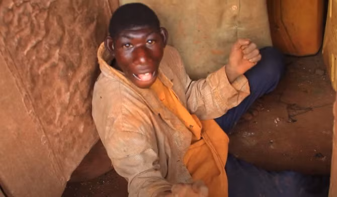 Lâu dần, Ellie hình thành thói quen đi bộ xuyên khu rừng trong nhiều giờ. Đôi chân anh cũng trở nên nhanh nhẹn hơn. Thỉnh thoảng, "Mowgli hiện đại" còn trèo lên cây để trốn những kẻ bắt nạt. Có những lần, Ellie đi khoảng 230 km trong tuần. Điều này khiến bà mẹ phải vất vả đuổi theo mỗi tối để đưa con trai về nhà.