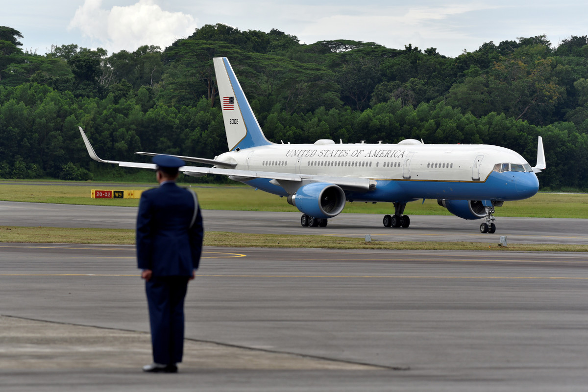 Vi sao Pho tong thong My chon Viet Nam va Singapore cho chuyen di DNA?