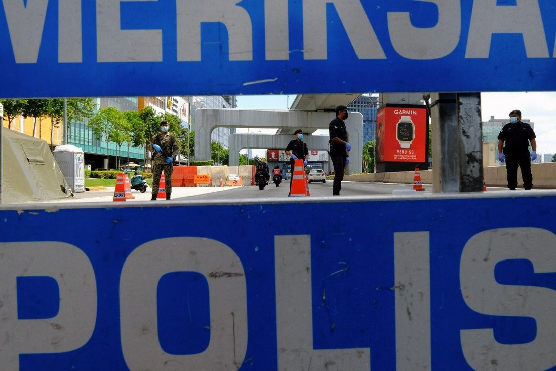 Binh si Malaysia no sung giet 3 dong doi roi tu sat