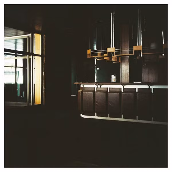 Dù không đề cập chính xác tên hay địa chỉ khách sạn, Ajda mô tả toàn bộ nơi này tạo cho cô cảm giác như trong bộ phim nổi tiếng The Shinning của Stanley Kubrick.