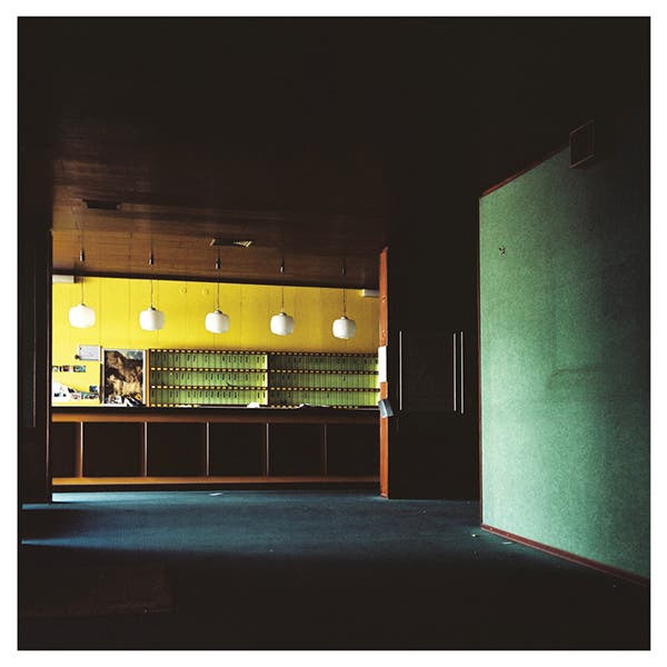 Quầy lễ tân vốn nhộn nhịp khách lưu trú nay chỉ còn sự vắng lặng. TheoThe Photographer, khách sạn có lẽ đã bị bỏ hoang gần 4 thập kỷ.