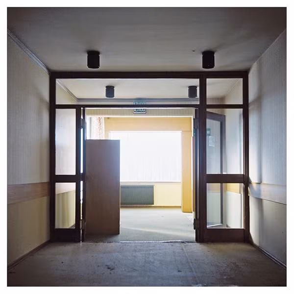 Lối đi gợi nhớ những toà nhà hành chính hay văn phòng xí nghiệp cũ. Mặt sàn bám đầy bụi vì đã lâu không có người quét dọn.