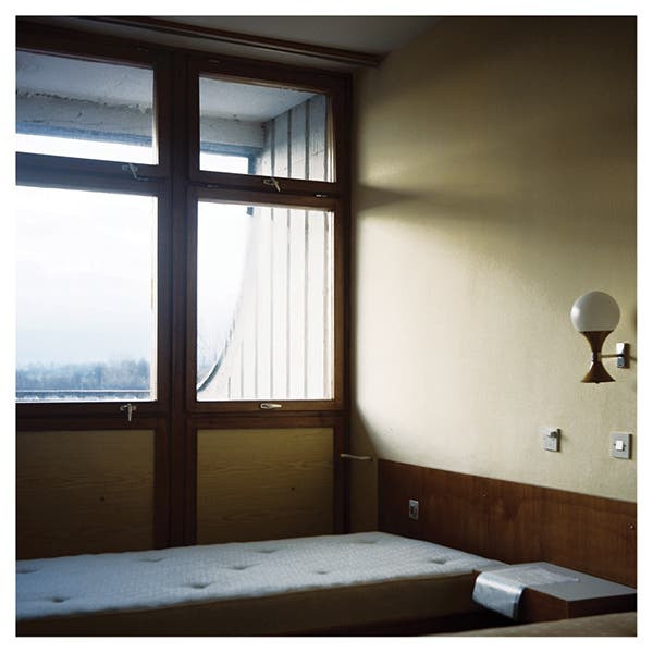 Căn phòng trống chỉ còn độc chiếc giường và một vài nội thất cũ kỹ. Nếu còn hoạt động, khách lưu trú có thể nhìn ngắm toàn bộ Nam Tư cũ qua khung cửa sổ lớn.