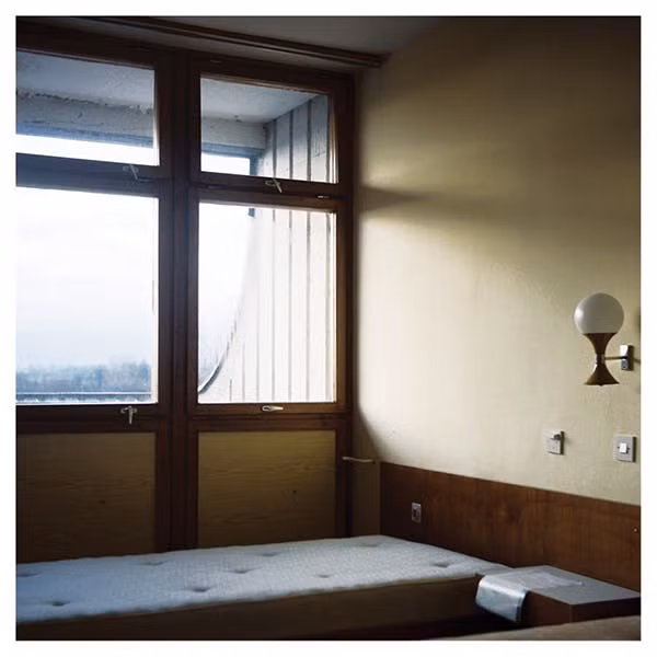 Căn phòng trống chỉ còn độc chiếc giường và một vài nội thất cũ kỹ. Nếu còn hoạt động, khách lưu trú có thể nhìn ngắm toàn bộ Nam Tư cũ qua khung cửa sổ lớn.