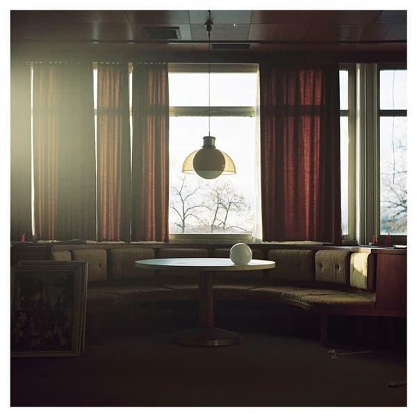 Nhiếp ảnh gia kiêm thiết kế đồ họa, Ajda Schmidt, không chỉ ấn tượng với sự tĩnh lặng mà còn là tâm trạng u uất ẩn chứa bên trong không gian khách sạn.