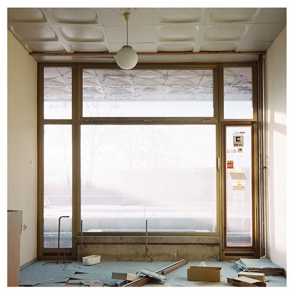 Từ một số điểm sáng ít ỏi, gạch lót sàn thậm chí bong lên và phần trần ngoài trời cũng không còn nguyên vẹn bởi tác động của thời tiết.