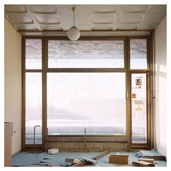 Từ một số điểm sáng ít ỏi, gạch lót sàn thậm chí bong lên và phần trần ngoài trời cũng không còn nguyên vẹn bởi tác động của thời tiết.