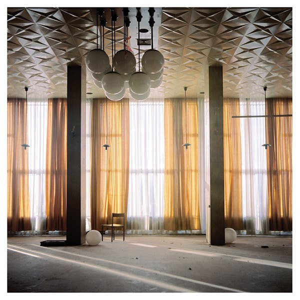 Rèm cửa rũ, chùm đèn tròn, trần nhà kẻ sọc, tất cả mang phong cách của thập niên 80.