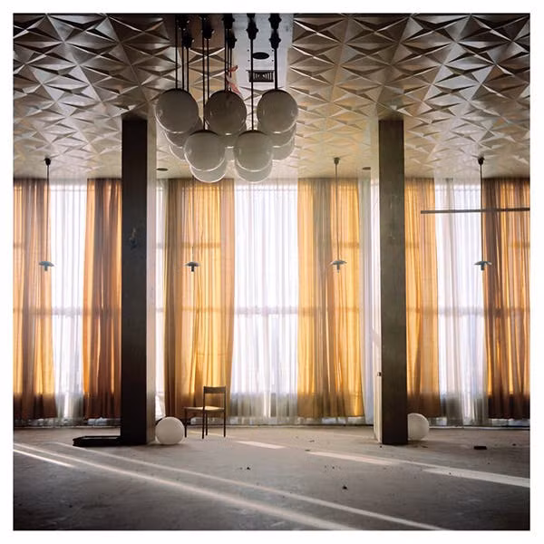 Rèm cửa rũ, chùm đèn tròn, trần nhà kẻ sọc, tất cả mang phong cách của thập niên 80.