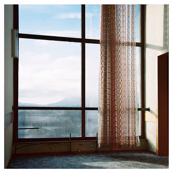 Một số vị trí đã bắt đầu hư hỏng. Trong hình, tường đang bong tróc và các khung gỗ đứt gãy.