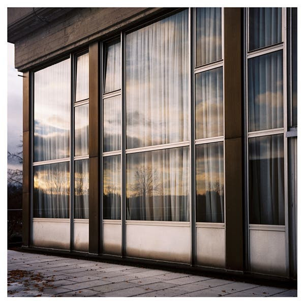 Nhìn từ bên ngoài, khung cửa và rèm phủ của khách sạn mang phong cách cũ nhưng chắc chắn chúng từng rất nổi bật vào thời kỳ vàng son của mình.