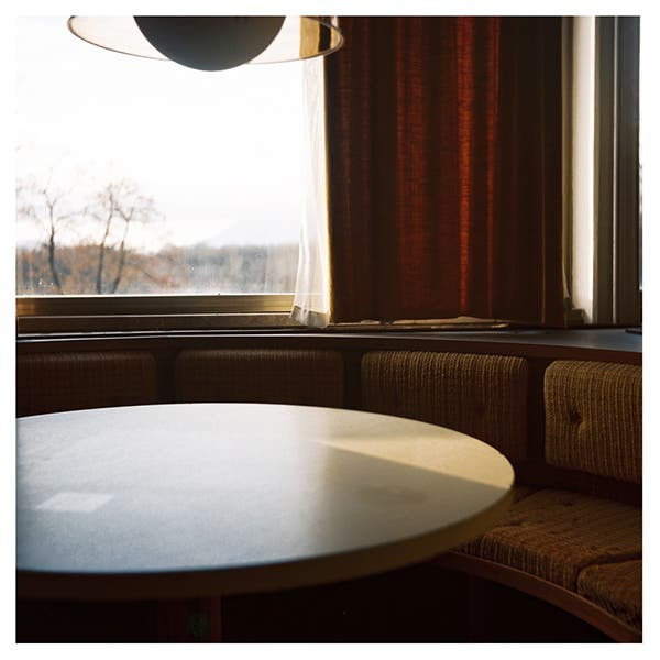 Nhiếp ảnh gia Ajda dùng máy ảnh với phim Kodak Portra 400 để ghi lại bầu không khí u ám của khách sạn bỏ hoang. Bộ ảnh ấn tượng với màu sắc tự nhiên và hoài cổ.