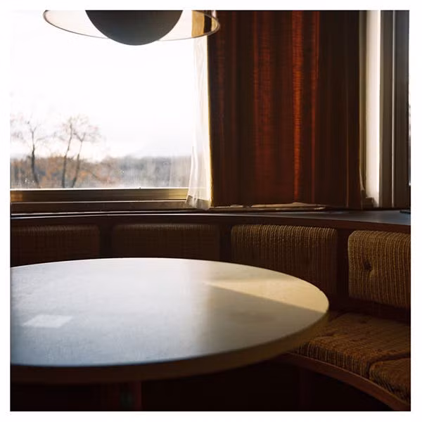 Nhiếp ảnh gia Ajda dùng máy ảnh với phim Kodak Portra 400 để ghi lại bầu không khí u ám của khách sạn bỏ hoang. Bộ ảnh ấn tượng với màu sắc tự nhiên và hoài cổ.