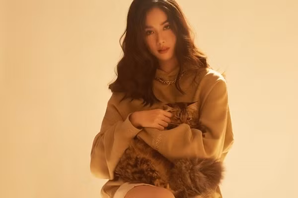 Thời gian dài sau khi đăng quang, á hậu Phương Anh bị bó buộc với phong cách thời trang trưởng thành, nữ tính. Thời gian giãn cách lần này, Phương Anh đã làm mới mình với bộ ảnh trẻ trung khi diện hoodie nâu kết hợp phụ kiện vòng cổ dây xích.