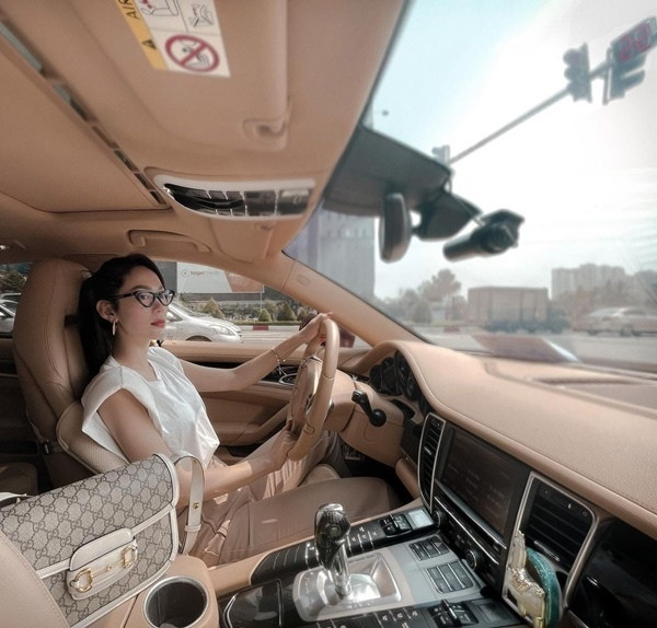 Minh Hằng tạo dáng quý phái khi tự lái xế hộp hạng sang. Nữ ca sĩ chọn outfit tone nâu be trang nhã đang được các fashion blogger quốc tế lăng xê rầm rộ.