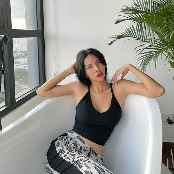 Minh Triệu khoe khả năng sáng tạo với chiếc bồn tắm. Dù không được hỗ trợ bởi ekip trang điểm, Minh Triệu vẫn khiến fan trầm trồ với gương mặt sắc nét, sống mũi cao và làn da nâu căng bóng. Bạn thân của hoa hậu Kỳ Duyên chọn áo croptop đen bó sát và quần ống rộng họa tiết nổi bật vừa tạo sự cân bằng cho outfit, vừa tôn được vóc dáng khỏe mạnh.