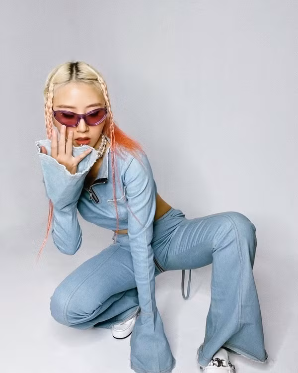 Là một fashionista, Quỳnh Anh Shyn có riêng backdrop chụp hình tại nhà. Quỳnh Anh Shyn được Gen Z yêu mến với cách kết hợp trang phục lạ mắt, phá vỡ các quy chuẩn thời trang quen thuộc khi kết hợp bộ đồ jean bụi bặm với kính mắt mèo và đôi loafer mule trắng kiểu cổ điển.