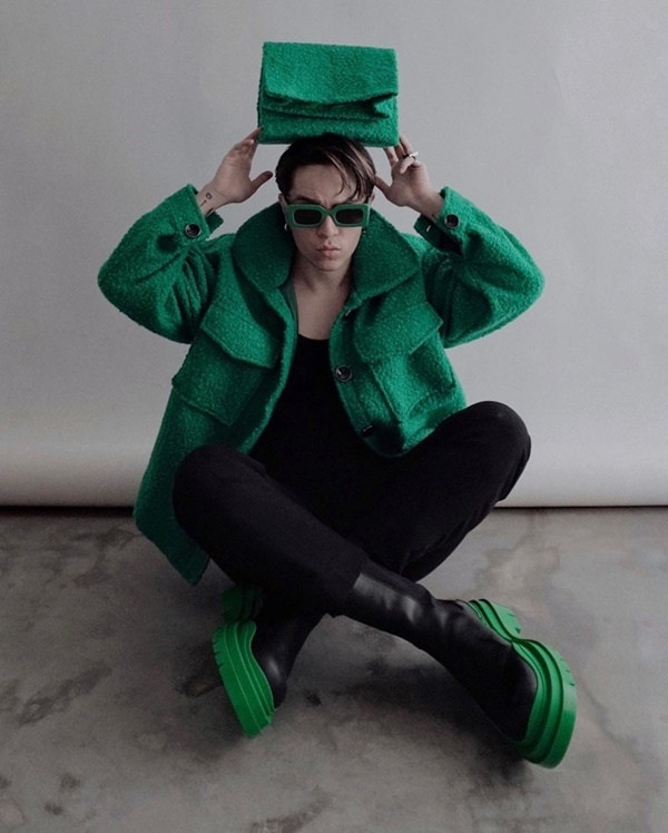 Fashionista Kelbin Lei ấn tượng trong outfit kết hợp hai tone màu đen và xanh lá. Kelbin Lei thay đổi nhiều góc chụp trong căn nhà được trang trí hiện đại, giúp mỗi bức hình thời trang đều trở nên mới mẻ.