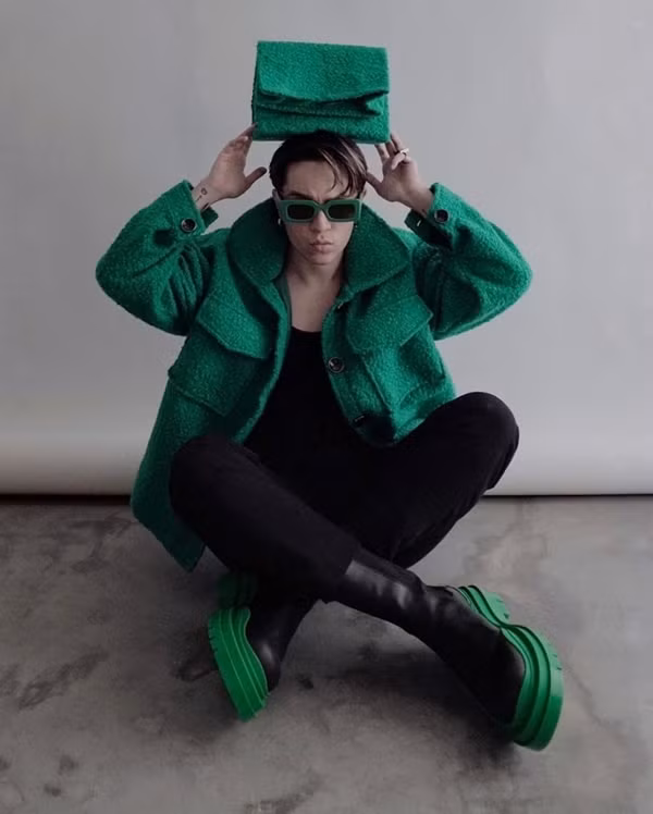 Fashionista Kelbin Lei ấn tượng trong outfit kết hợp hai tone màu đen và xanh lá. Kelbin Lei thay đổi nhiều góc chụp trong căn nhà được trang trí hiện đại, giúp mỗi bức hình thời trang đều trở nên mới mẻ.