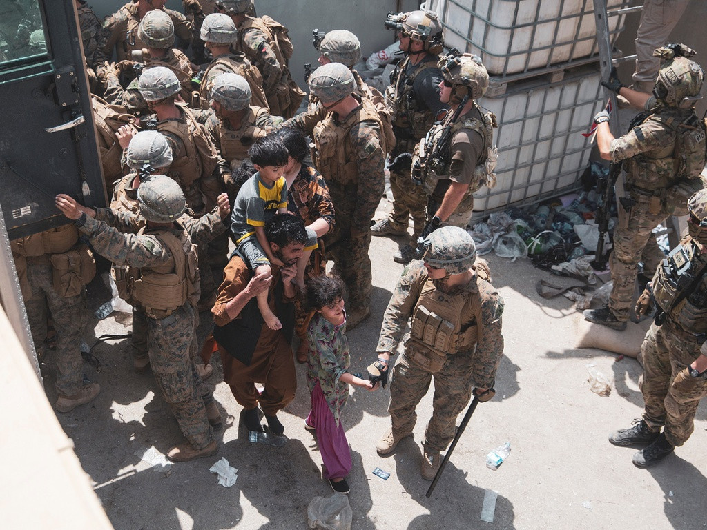 Ben trong Nha Trang khi ong Biden nhan tin vu danh bom o Kabul-Hinh-3