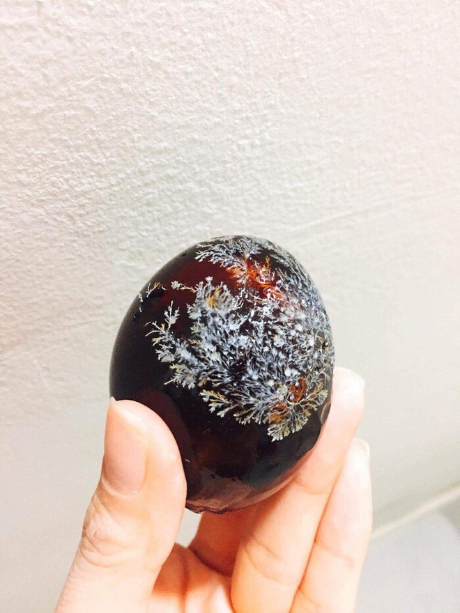 Loại trứng đen sì, từ món ăn bỏ đi đến đặc sản gây “nghiện” với dân Việt - Hình 3 Loai trung den si, tu mon an bo di den dac san gay “nghien” voi dan Viet-Hinh-3