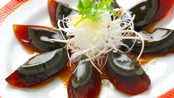 Loại trứng đen sì, từ món ăn bỏ đi đến đặc sản gây “nghiện” với dân Việt Loai trung den si, tu mon an bo di den dac san gay “nghien” voi dan Viet