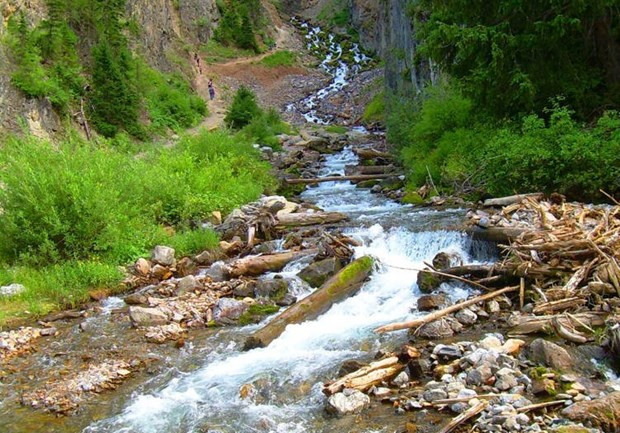 Dong suoi bi an nhat the gioi, luon ngung chay sau moi 15 phut